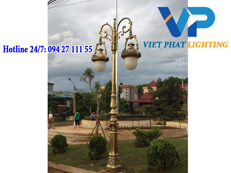 Cột đèn trang trí sân vườn đế sư tử lắp đèn nữ hoàng