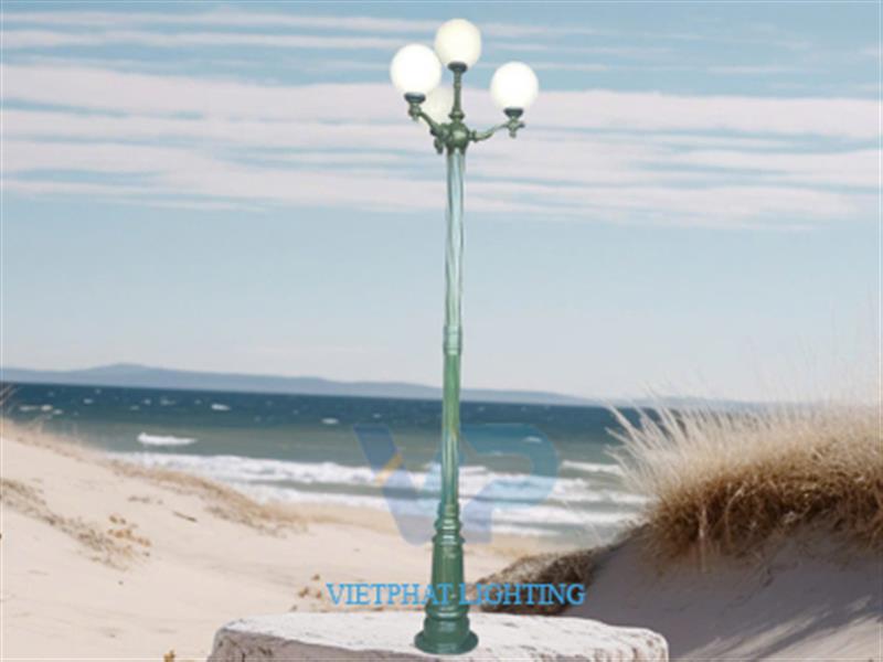 Cột Pine lắp 4 đèn cầu đục