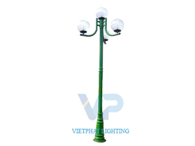 Cột Pine lắp 4 đèn cầu kẻ sọc